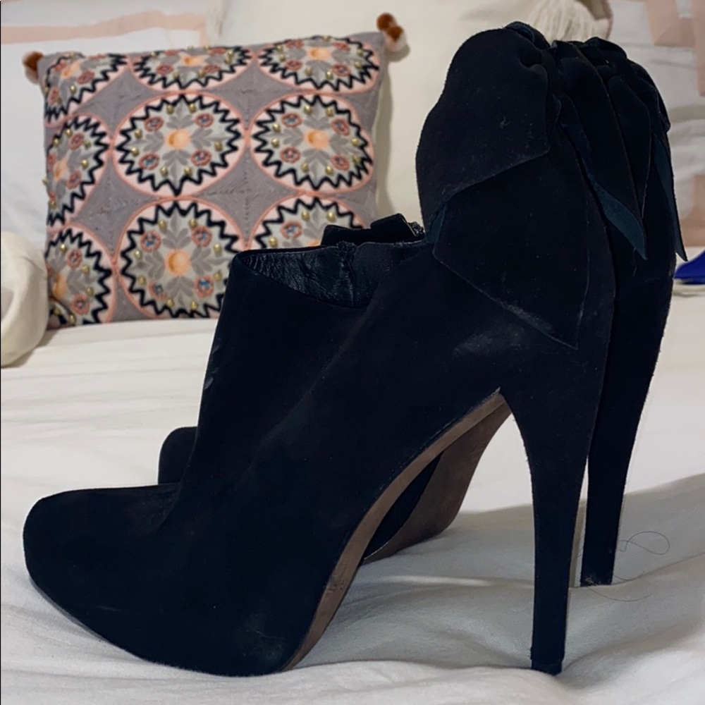 Vera Wang black stiletto bow booties